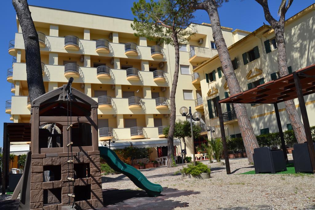 Hotel Quattropalme Tortoreto Buitenkant foto